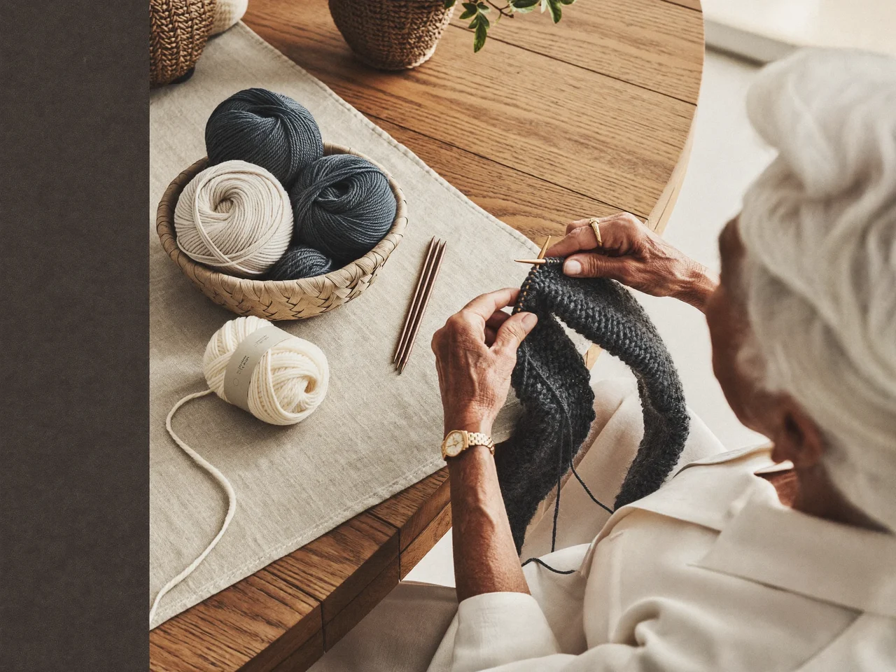 Kit di maglia con matasse di lana merino e ferri in legno in un cesto